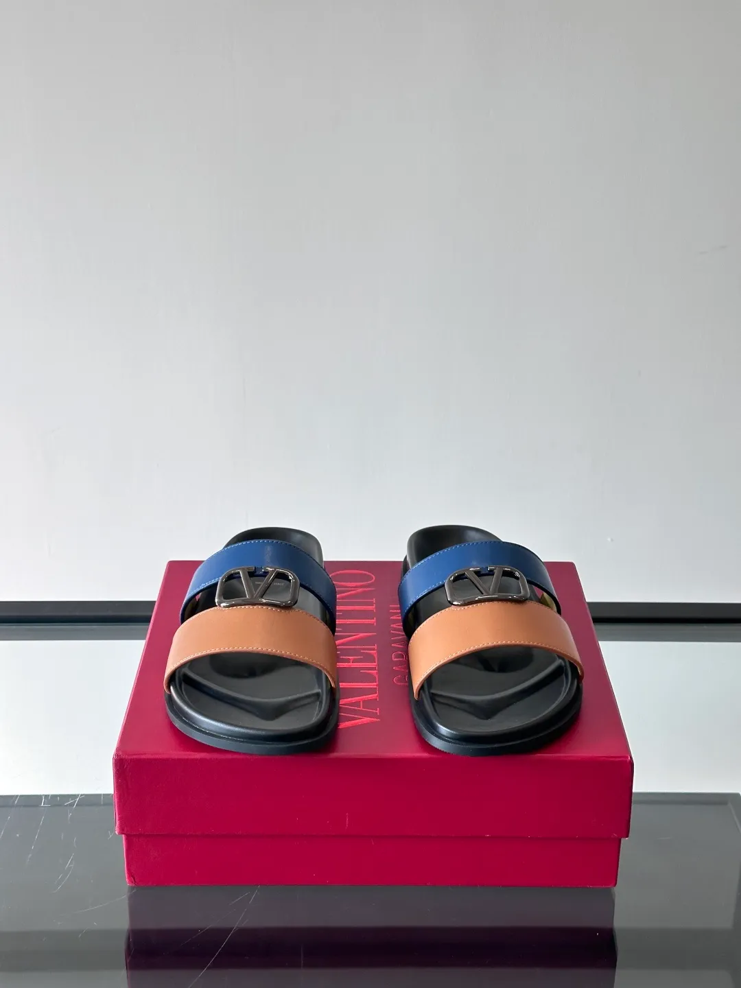 Men's shoes 💰p320 "VALENTINO" Valentino Men's 🧍‍♂️ Spring and summer new style metal rivet flat slippers, elegant sandals, the same style worn by celebrities, original molding, imported calfskin. Rubber outsole. Soft and durable, full set of counter packaging size: 39-44 (customized at 38.45.46)